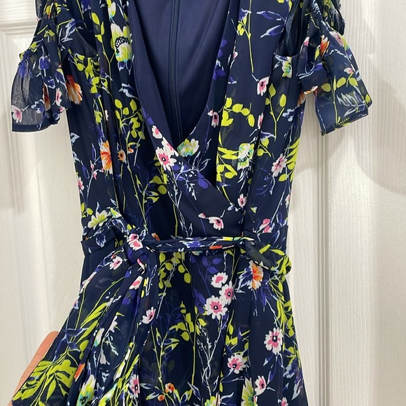 Bright floral dress by Tahari size 6 zip up back, tie at waist, draping sleeves - Picture 4 of 5